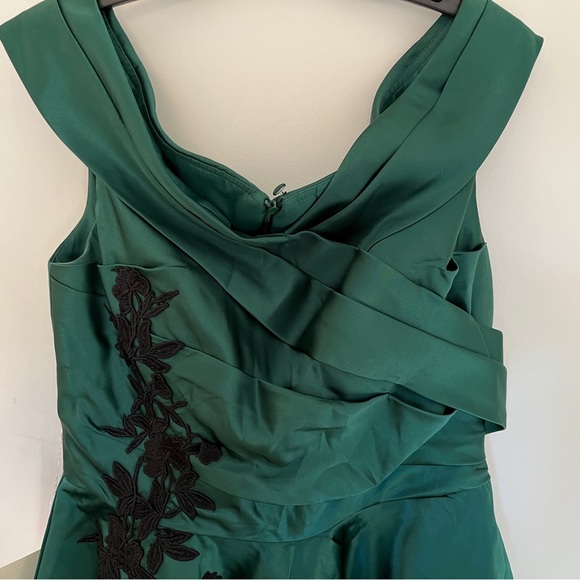 NWT, beautiful green satin retro gown - Picture 7 of 11